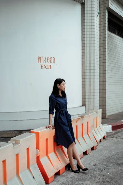 Bela Jovem Ásia Mulher Azul Vestido Encostado Laranja Barricada Estrada — Fotografia de Stock