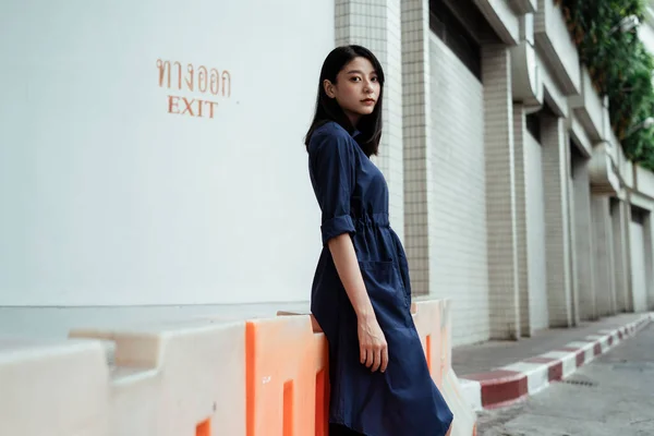 Bela Jovem Ásia Mulher Azul Vestido Encostado Laranja Barricada Estrada — Fotografia de Stock