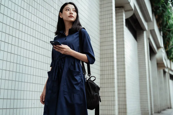 Linda Jovem Mulher Asiática Vestido Azul Segurando Smartphone Suas Mãos — Fotografia de Stock