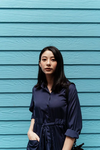 Portré Gyönyörű Fiatal Ázsiai Kék Ruha Álló Kék Lemez Fal — Stock Fotó