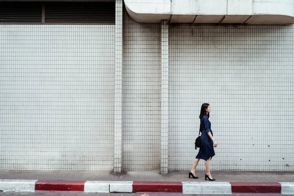 Bonita Jovem Mulher Asiática Vestido Azul Andando Rua Calçada Parede — Fotografia de Stock