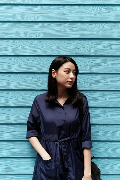 Porträtt Vackra Unga Asiatiska Kvinna Blå Klänning Stående Blå Träplatta — Stockfoto