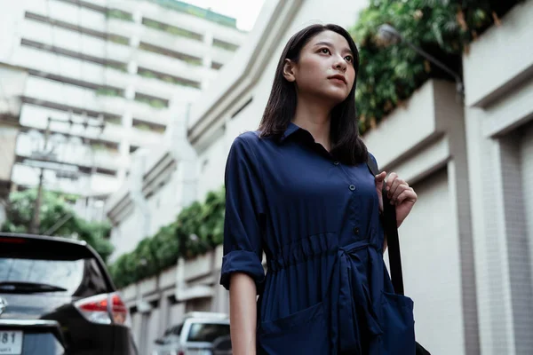 Beautiful Young Asian Woman Blue Dress Walking Street Carrying Bag — Stock Photo, Image