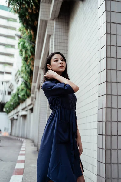 Gyönyörű Fiatal Ázsiai Kék Ruha Áll Úton Szexi Pózol — Stock Fotó