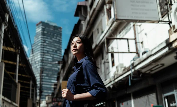 Bela Jovem Ásia Mulher Azul Vestido Viajando Idade Distrito Cidade — Fotografia de Stock