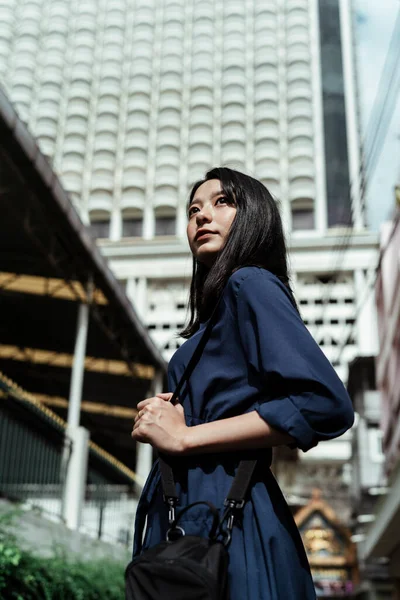 Confiança Independência Bela Jovem Asiático Mulher Azul Vestido Viagem Cidade — Fotografia de Stock