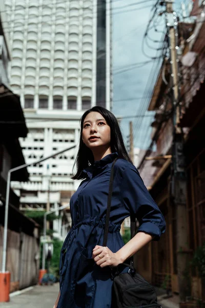 Confiança Independência Bela Jovem Asiático Mulher Azul Vestido Viagem Cidade — Fotografia de Stock