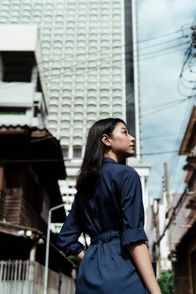 Confiança Independência Bela Jovem Asiático Mulher Azul Vestido Viagem Cidade — Fotografia de Stock