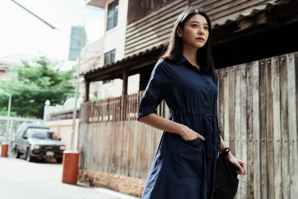 Krásná Mladá Asijská Žena Modré Šaty Chůze Ulici Uličky Staré — Stock fotografie