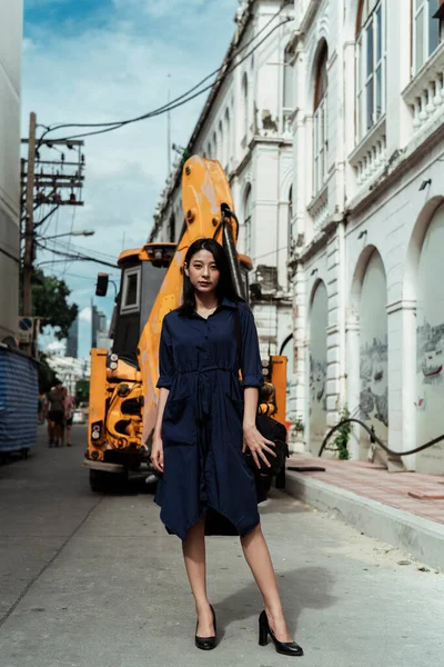 Bela Jovem Ásia Mulher Azul Vestido Posando Construção Local Com — Fotografia de Stock