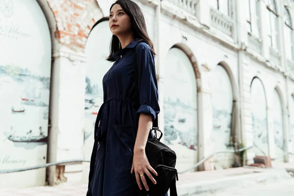 Hermosa Mujer Asiática Joven Vestido Azul Llevando Bolso Negro Caminando — Foto de Stock
