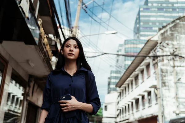 Vacker Ung Asiatisk Kvinna Blå Klänning Promenader Gatan Gamla Stadsdelen — Stockfoto