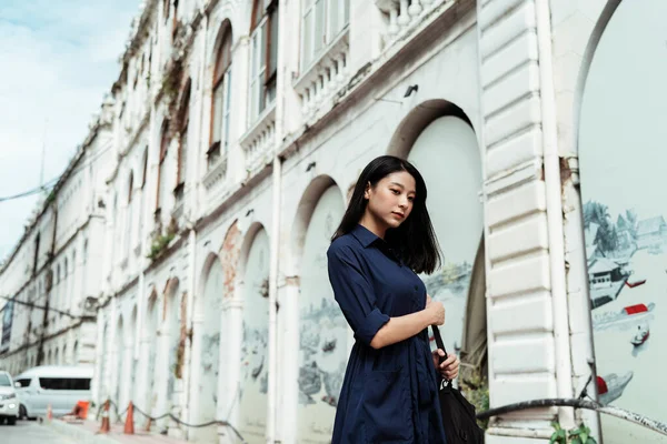 Gyönyörű Fiatal Ázsiai Kék Ruha Utazás Egyedül Régi Építészet Kerület — Stock Fotó