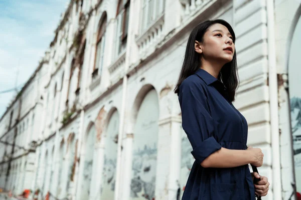 Bella Giovane Donna Asiatica Abito Blu Viaggiare Solo Vecchio Distretto — Foto Stock