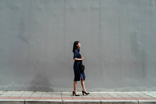 Bela Jovem Ásia Mulher Azul Vestido Andando Calçada Gigantesco Concreto — Fotografia de Stock