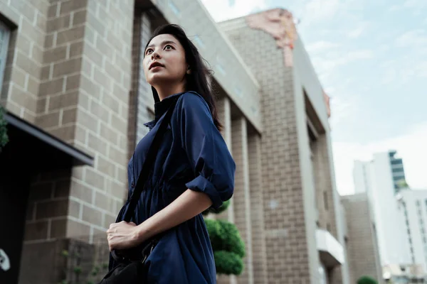 Mavi Elbiseli Güzel Asyalı Kadın Rüzgarlı Bir Günde Bangkok Geziyor — Stok fotoğraf