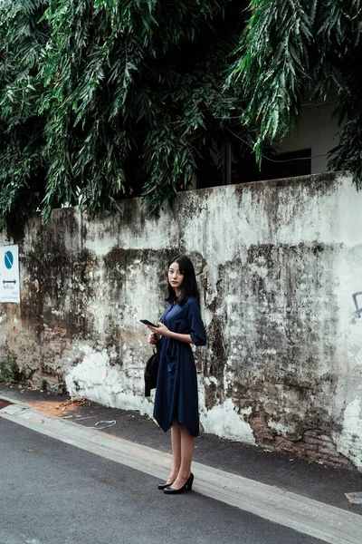 Gyönyörű Fiatal Ázsiai Kék Ruha Segítségével Smartphone Hív Valakit Piszkos — Stock Fotó