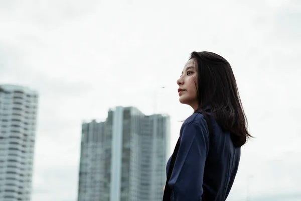 Side Utsikt Över Vackra Unga Asiatiska Kvinna Blå Klänning Staden — Stockfoto