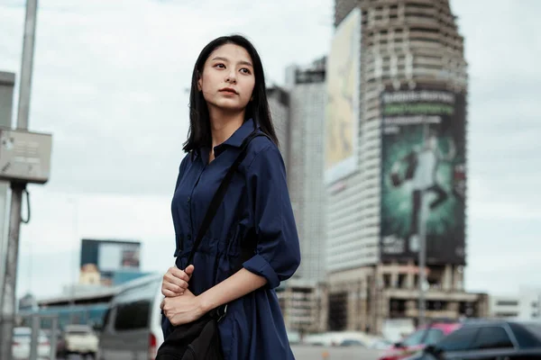 Mooie Jonge Aziatische Vrouw Blauwe Jurk Wachten Voor Iemand Stoep — Stockfoto