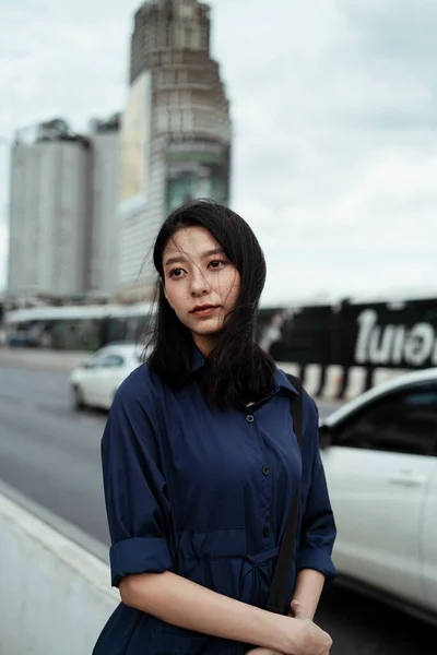 Vacker Ung Asiatisk Kvinna Blå Klänning Står Gatan Blåsig Dag — Stockfoto