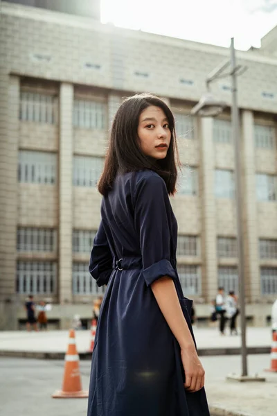 Vacker Ung Asiatisk Kvinna Blå Klänning Skolan Flare Från Solljus — Stockfoto