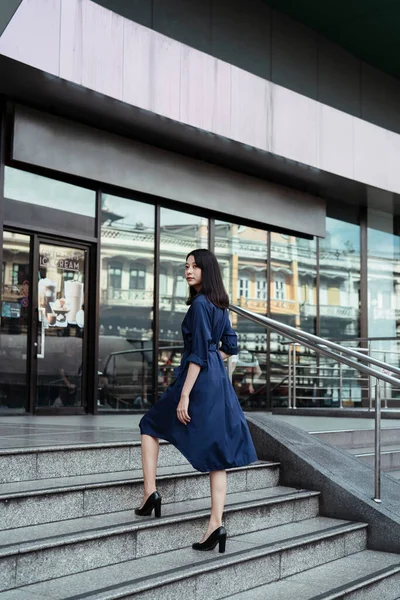 Bela Jovem Ásia Mulher Azul Vestido Andando Escada Shopping Shopping — Fotografia de Stock