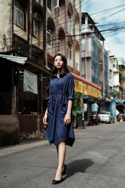 Bela Jovem Ásia Mulher Azul Vestido Andando Rua Idade Distrito — Fotografia de Stock