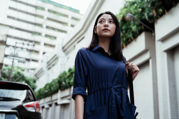Gyönyörű Fiatal Ázsiai Kék Ruhában Sétál Utcán Cipelve Táskát Nézi — Stock Fotó