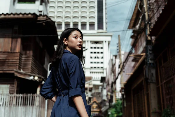 Confiança Independência Bela Jovem Asiático Mulher Azul Vestido Viagem Cidade — Fotografia de Stock