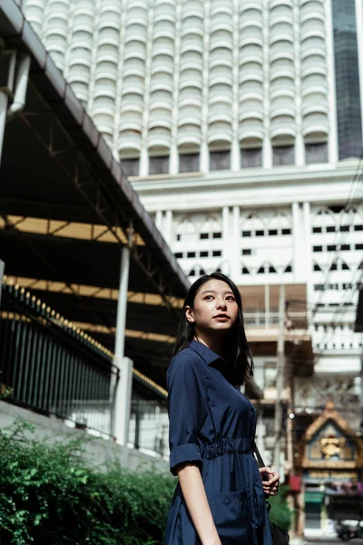 Confiança Independência Bela Jovem Asiático Mulher Azul Vestido Viagem Cidade — Fotografia de Stock