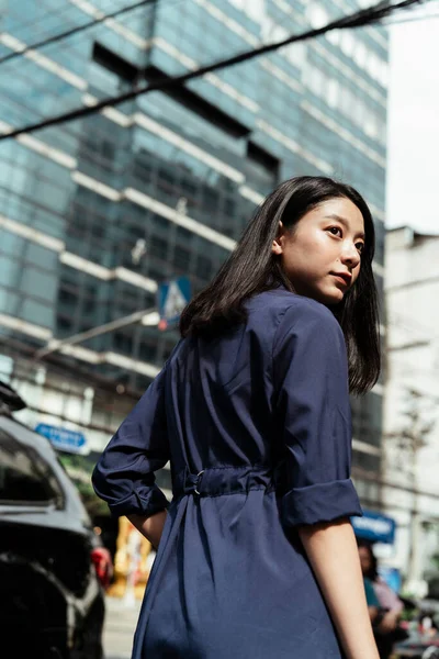 Vissza Kilátás Gyönyörű Fiatal Ázsiai Kék Ruhában Sétál Úton Nagyvárosban — Stock Fotó