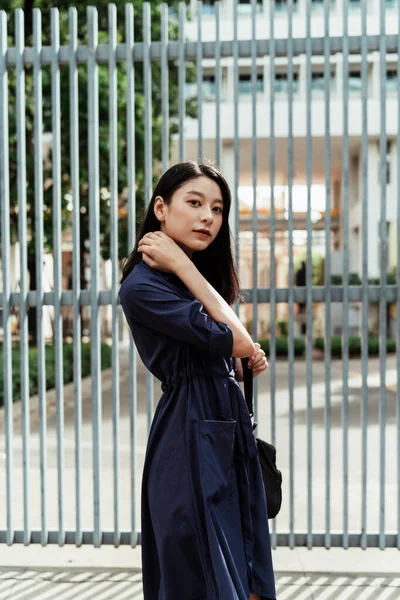 Bonita Jovem Mulher Asiática Vestido Azul Andando Rua Procura Emprego — Fotografia de Stock