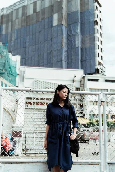 Vacker Ung Asiatisk Kvinna Blå Klänning Står Utanför Byggarbetsplats Vid — Stockfoto