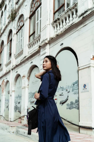 Bela Jovem Ásia Mulher Azul Vestido Carregando Preto Saco Andando — Fotografia de Stock