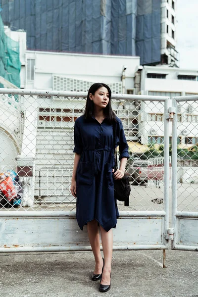 Bela Jovem Ásia Mulher Azul Vestido Fora Construção Local Rústico — Fotografia de Stock