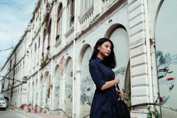 Vacker Ung Asiatisk Kvinna Blå Klänning Resa Ensam Gamla Arkitektur — Stockfoto