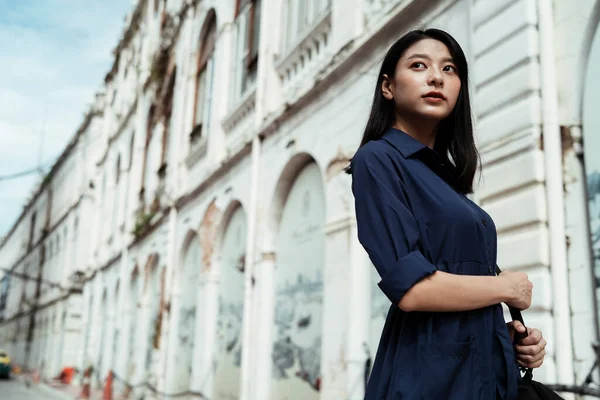 Beautiful Young Asian Woman Blue Dress Travel Alone Old Architecture — Stock Photo, Image