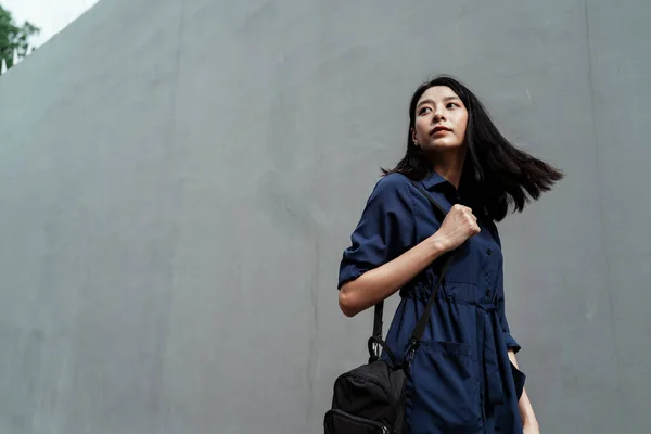 Beautiful Young Asian Woman Blue Dress Carrying Black Bag Cement — Stock Photo, Image