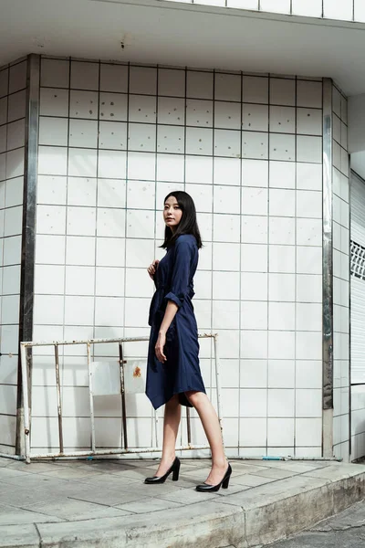 Bela Jovem Ásia Mulher Azul Vestido Posando Com Preto Saco — Fotografia de Stock