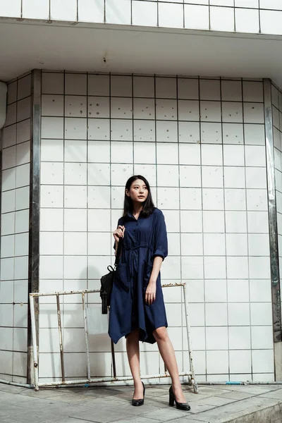 Gyönyörű Fiatal Ázsiai Kék Ruhában Pózol Fekete Táskával Fehér Épület — Stock Fotó