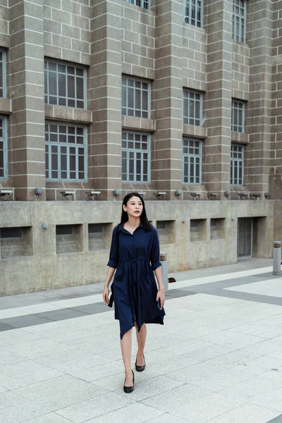 Bela Jovem Ásia Mulher Azul Vestido Andando Fora Escritório — Fotografia de Stock