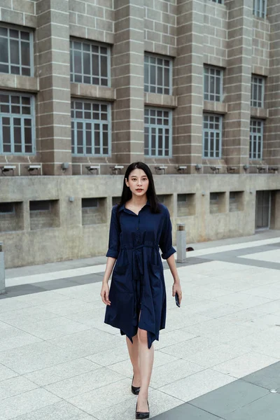 Vacker Ung Asiatisk Kvinna Blå Klänning Promenader Utanför Kontoret — Stockfoto