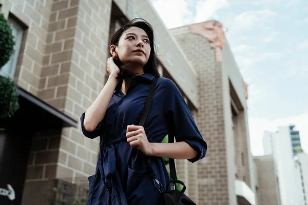 Bonita Jovem Mulher Asiática Vestido Azul Viajando Bangkok Dia Ventoso — Fotografia de Stock