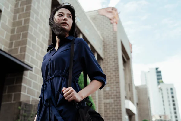 Bonita Jovem Mulher Asiática Vestido Azul Viajando Bangkok Dia Ventoso — Fotografia de Stock