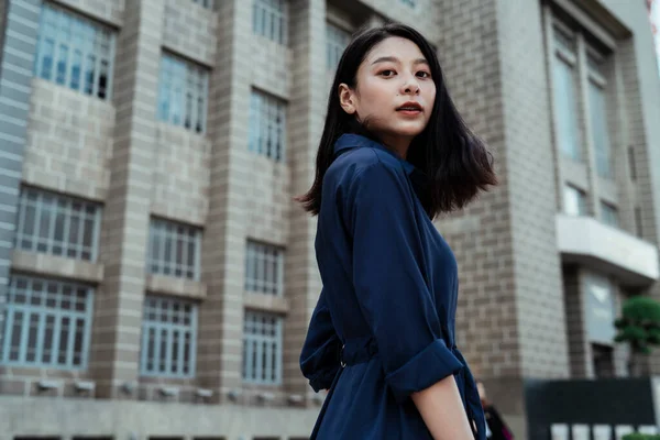 Vacker Ung Asiatisk Kvinna Blå Klänning Tittar Tillbaka Kameran Utanför — Stockfoto