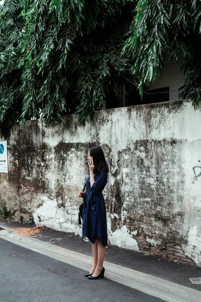 Bela Jovem Ásia Mulher Azul Vestido Usando Smartphone Chamando Alguém — Fotografia de Stock