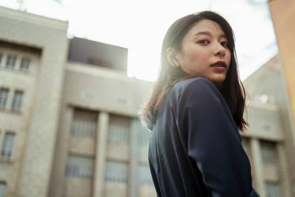 Bonita Jovem Mulher Asiática Vestido Azul Escola Flare Luz Solar — Fotografia de Stock