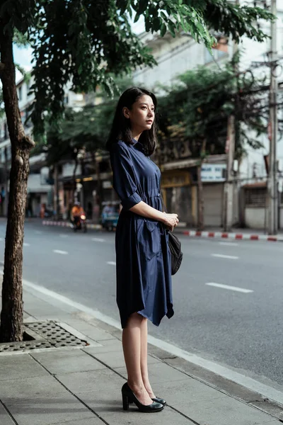 Bela Jovem Ásia Mulher Azul Vestido Espera Para Táxi Calçada — Fotografia de Stock