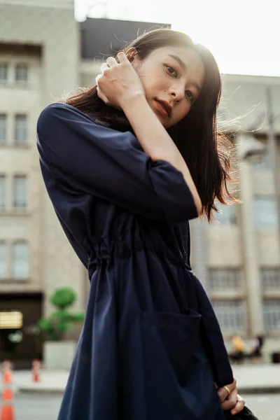 Bonita Jovem Mulher Asiática Vestido Azul Escola Flare Luz Solar — Fotografia de Stock