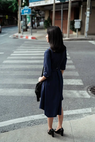 Красивая Молодая Азиатка Синем Платье Ждет Тротуаре Перейти Дорогу — стоковое фото